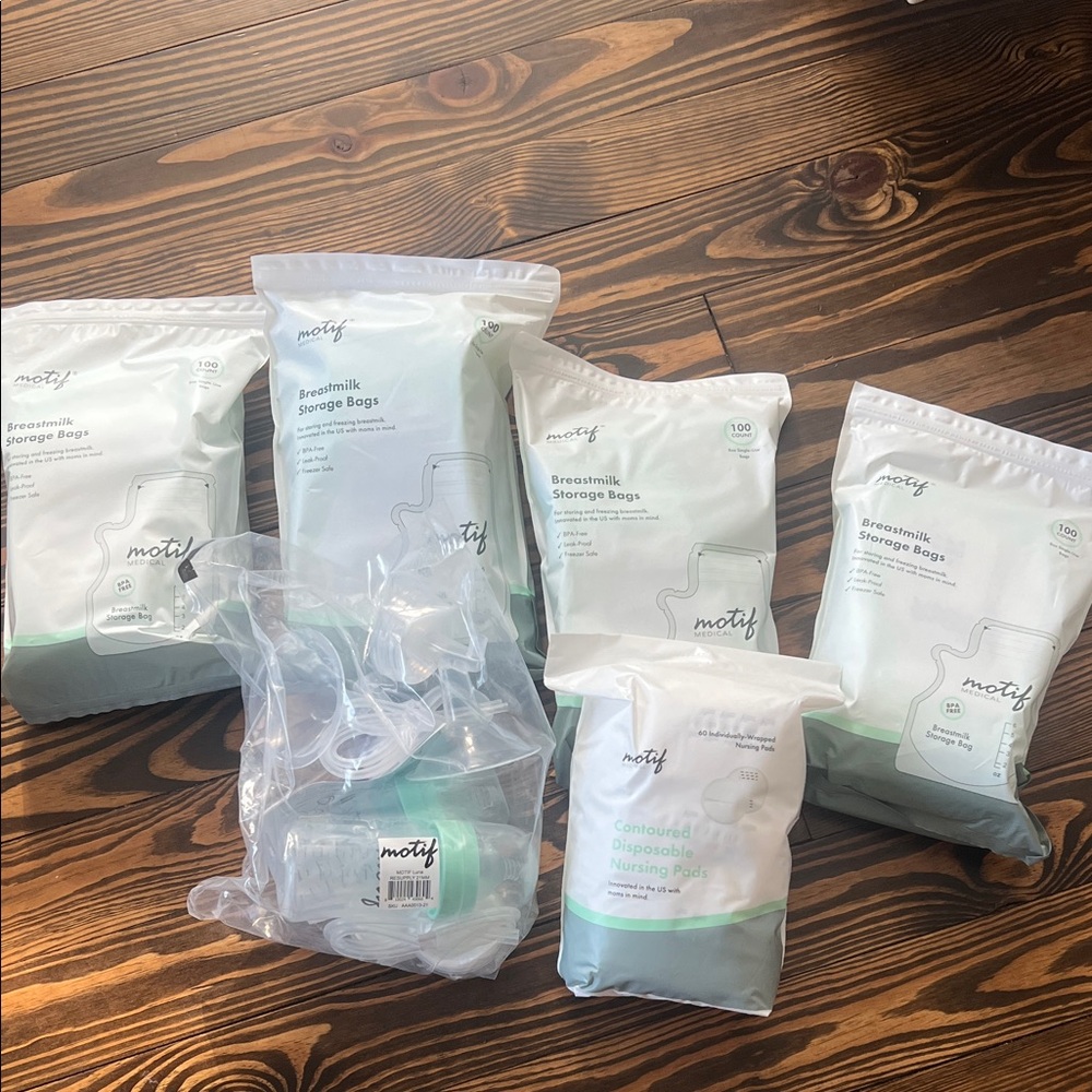 Motif Breastmilk Storage Bags and Nursing Pads Set